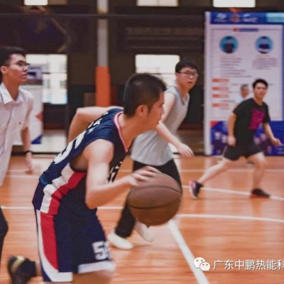 篮球场上仍少年