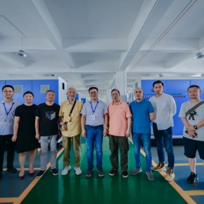 中国工业设计学术带头人柳冠中教授一行莅临中鹏调研指导