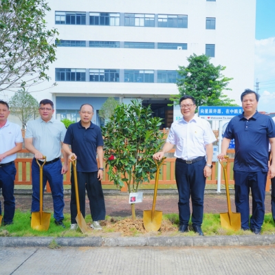 一纸嘉勉寄厚望 花为纽带启新程——区镇领导走访中鹏科技， 赋能制造业当家